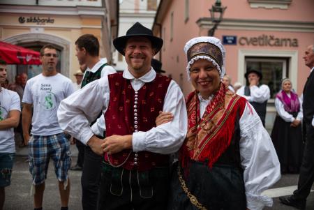 Presenetljiv odziv ob prvem dnevu praznovanja 50. Dnevov narodnih noš in oblačilne dediščine v Kamniku (5)